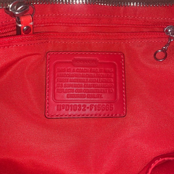 Coach Hamptons Signature Medium Carryall Tote this handbag is in great condition - Picture 6 of 8